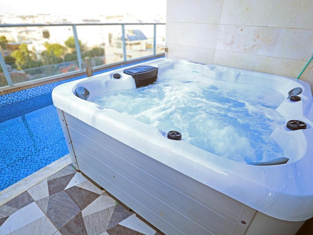 Luxury Rooftop Apartment In 네타니아 외부 사진