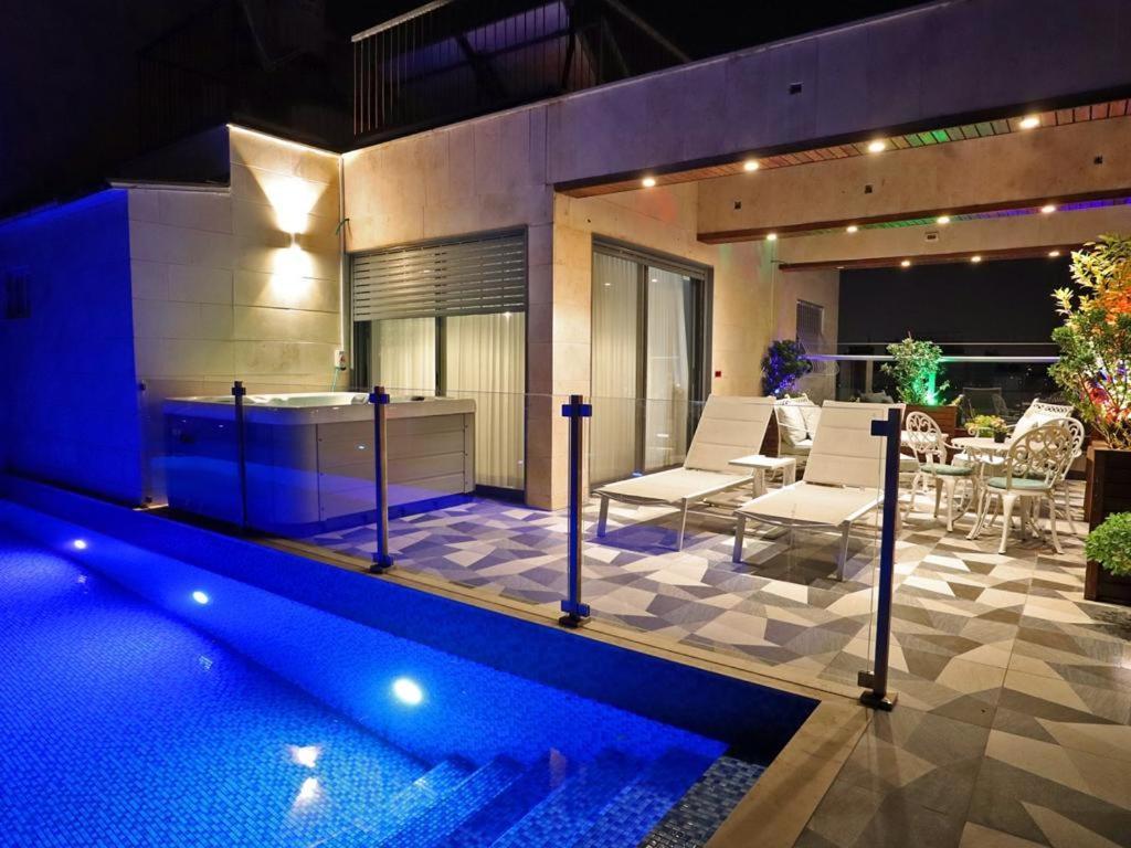 Luxury Rooftop Apartment In 네타니아 외부 사진