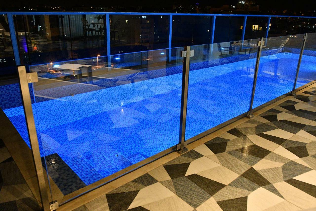 Luxury Rooftop Apartment In 네타니아 외부 사진